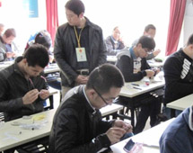 老师监督学生做实验 老师监督学生做实验