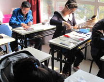 学生正在认真的做实验 学生正在认真的做实验